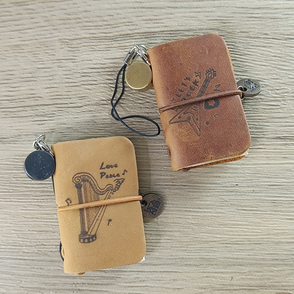 好築藝．迷你本吊飾 共兩款