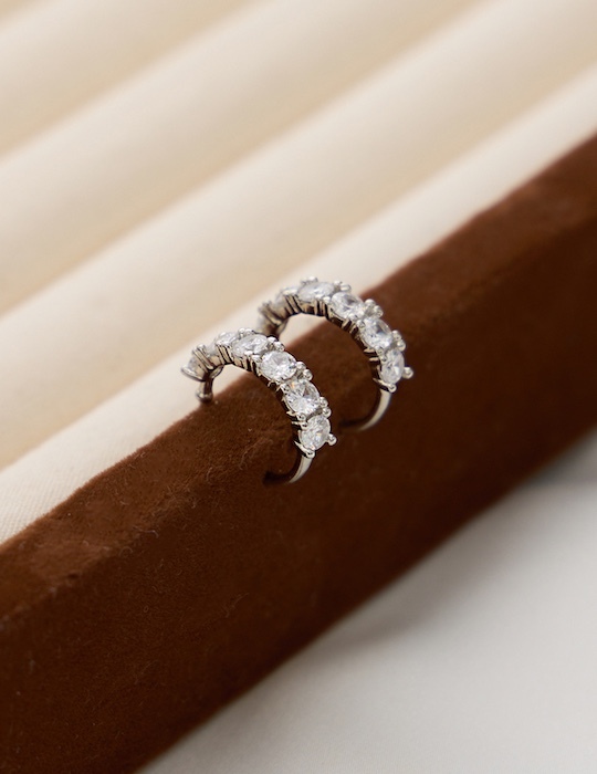 微奢C型鑽光。銀針耳環