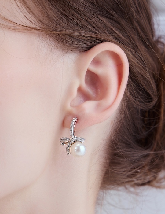 閃耀珍珠蝴蝶結。夾式耳環