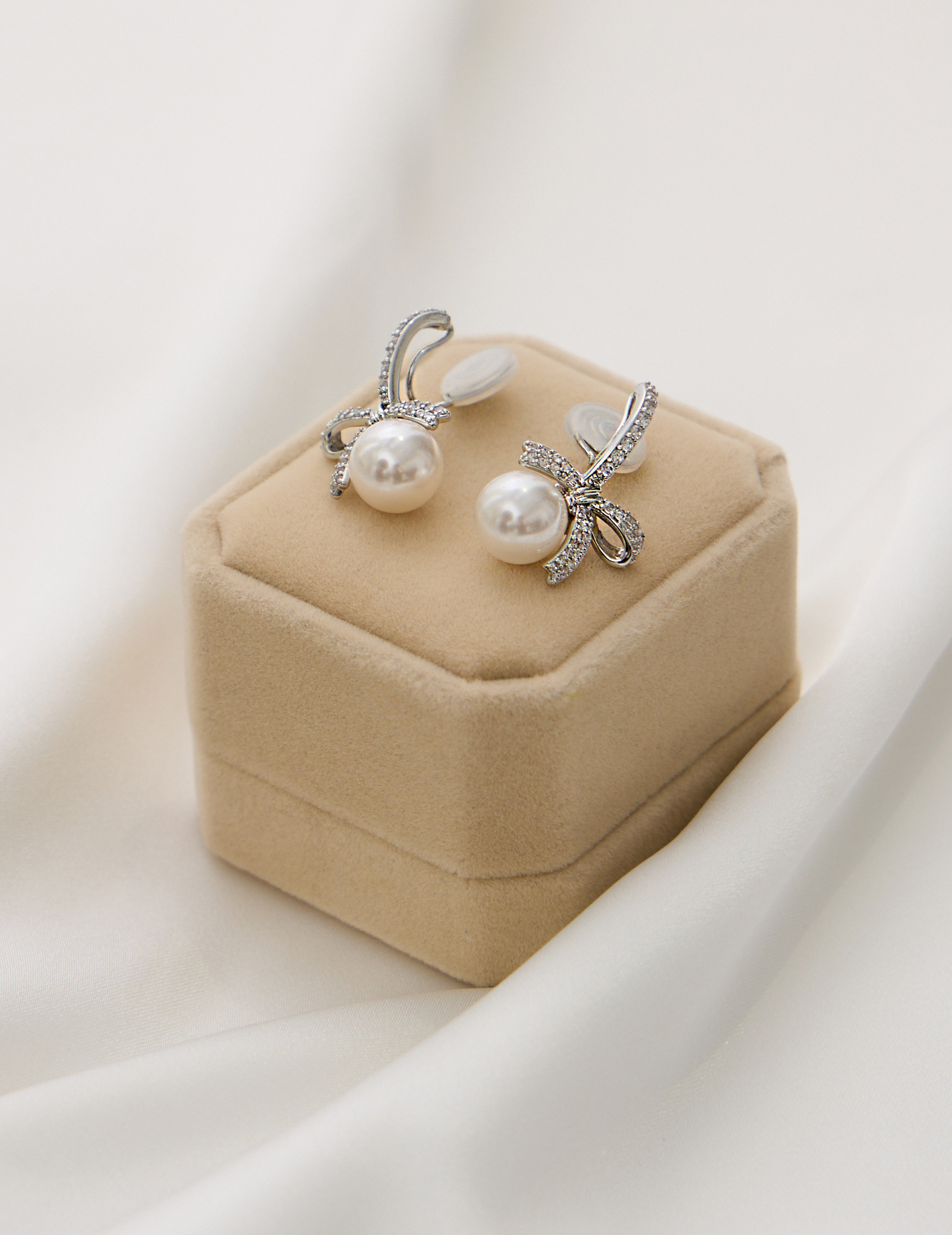 閃耀珍珠蝴蝶結。夾式耳環