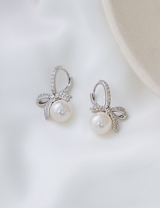 閃耀珍珠蝴蝶結。銀針耳環