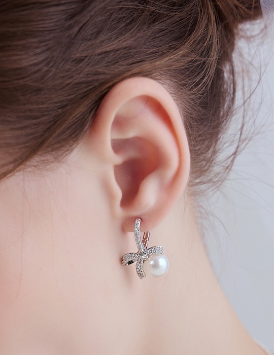 閃耀珍珠蝴蝶結。銀針耳環