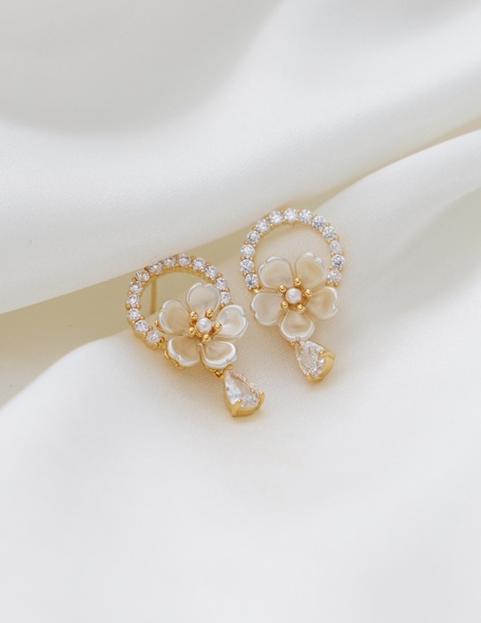 柔光珍珠花。銀針耳環