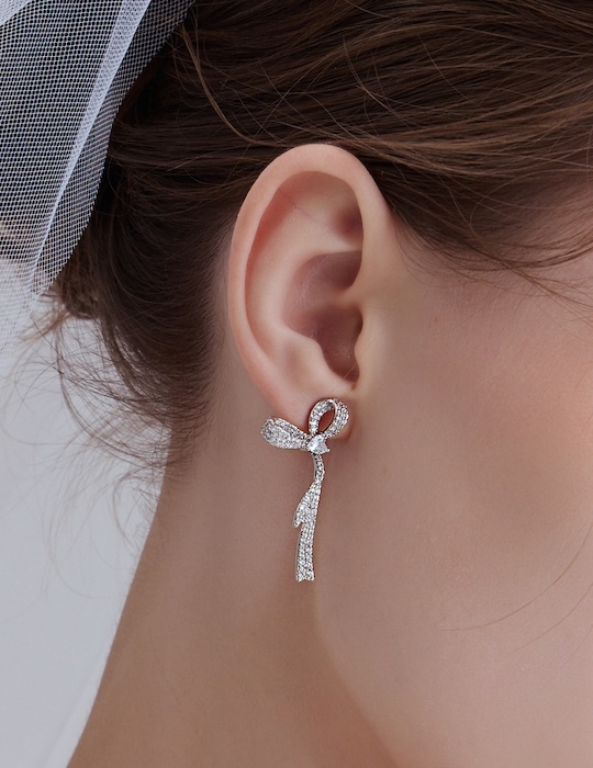 微光滿鑽蝴蝶結。夾式耳環