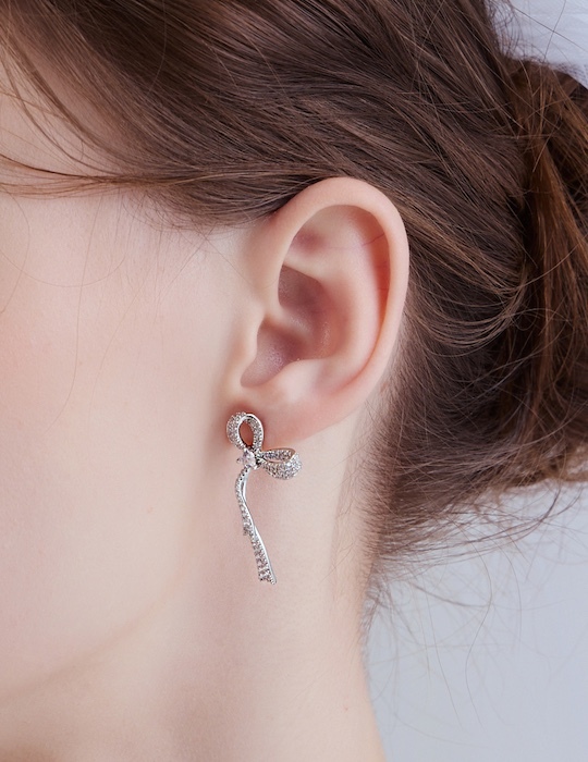微光滿鑽蝴蝶結。銀針耳環
