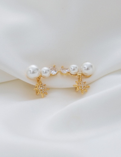 星點珍珠光芒。夾式耳環