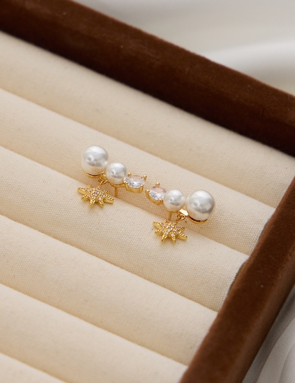 星點珍珠光芒。銀針耳環