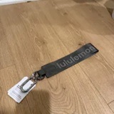 [S] LULULEMON GRSG/WHTO NEVER LOST KEYCHAIN, 147150214 (SZZ636)