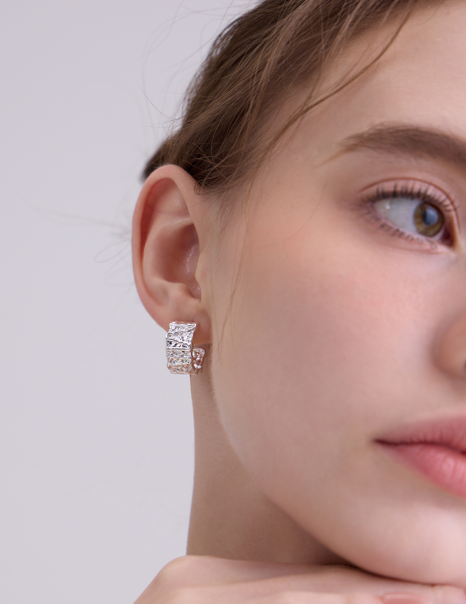 光影皺褶設計。夾式耳環