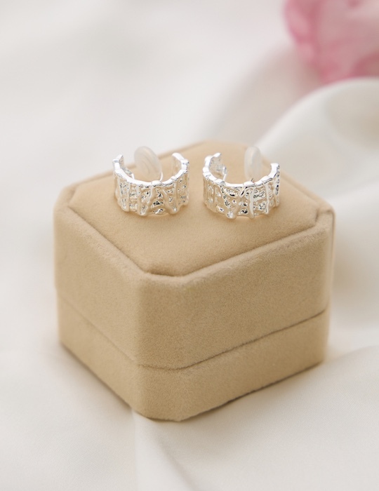 光影皺褶設計。夾式耳環