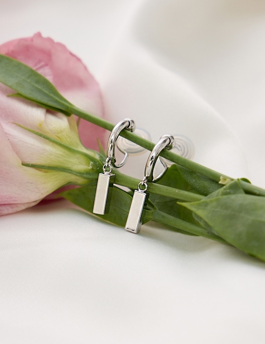 極簡幾何垂掛。夾式耳環