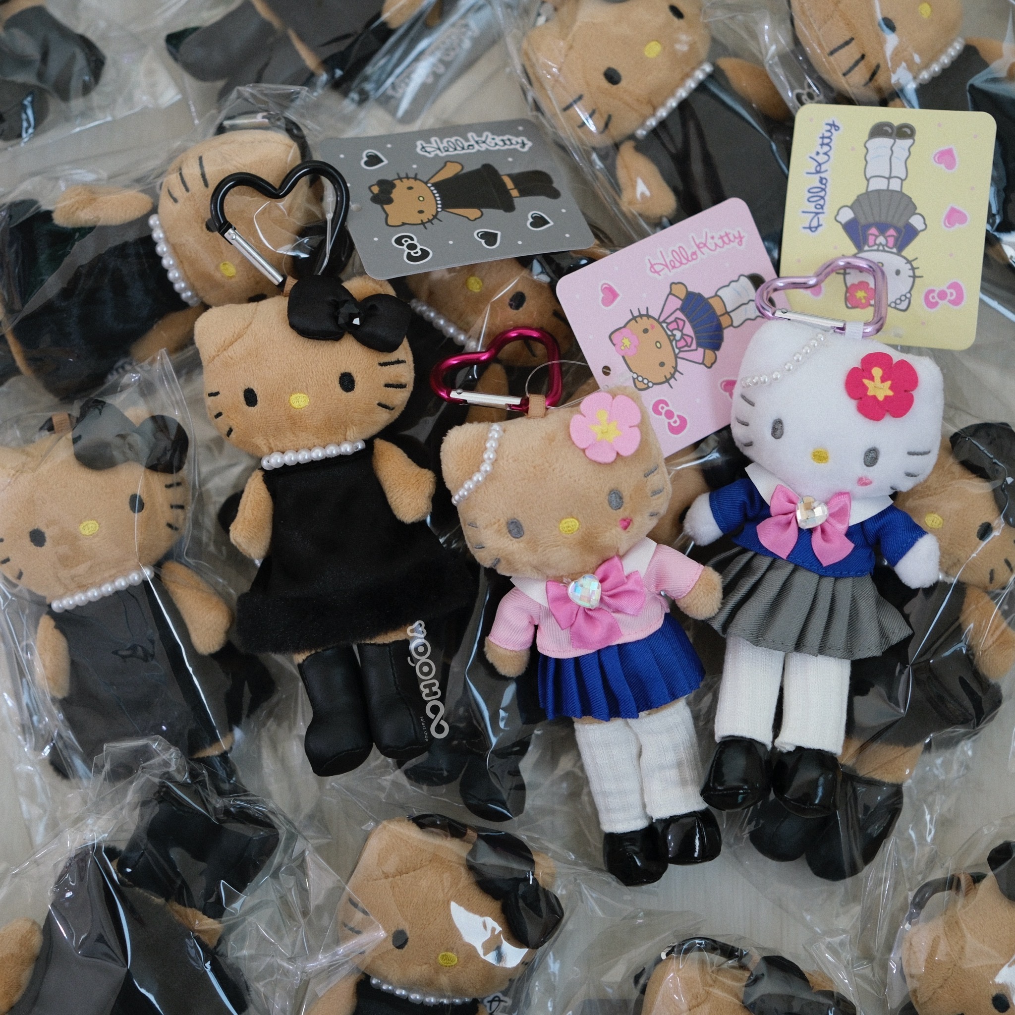 聖誕優惠！現貨┃日本 三麗鷗 KITTY 黑皮 長腿 學生妹 貴婦 吊飾