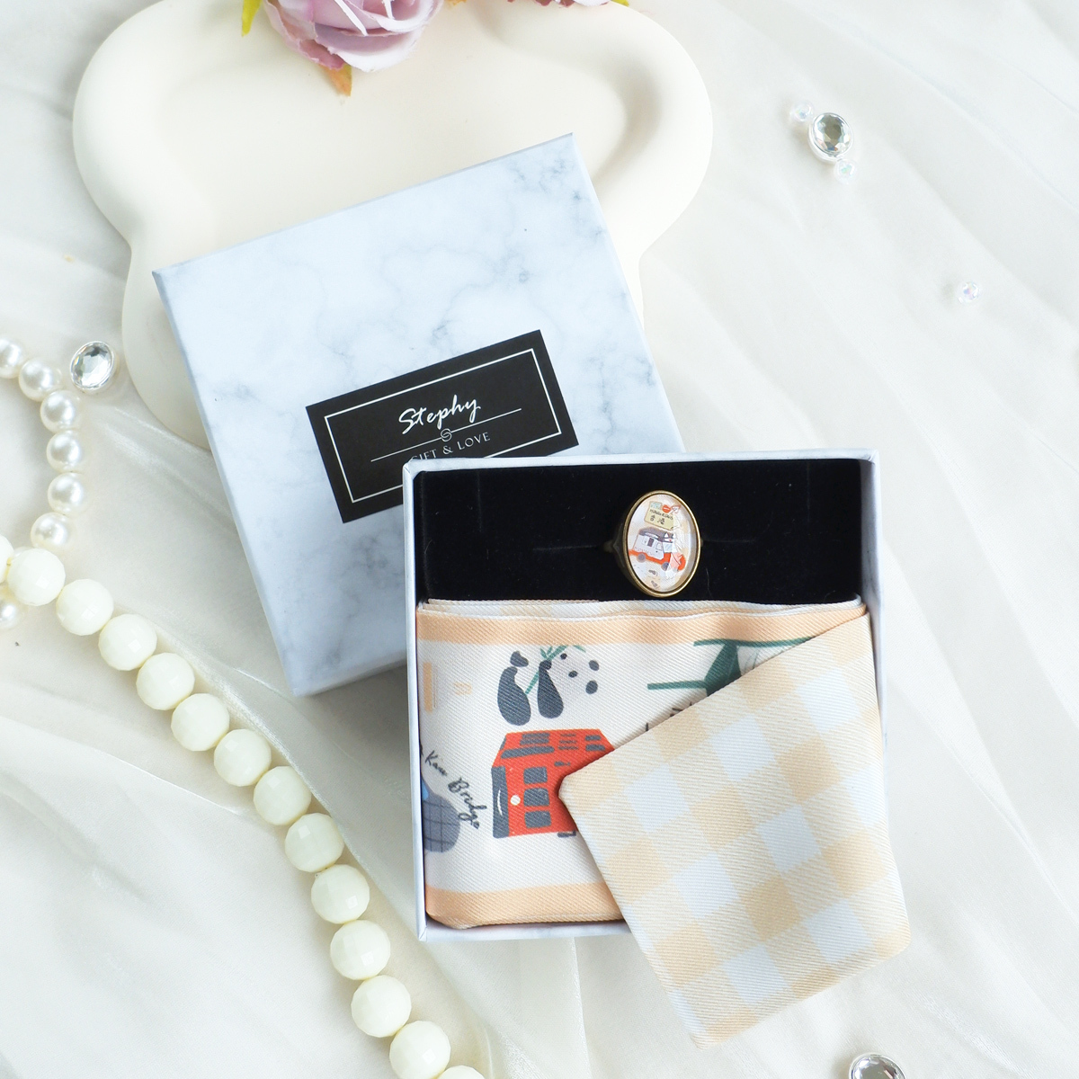 STEPHY 手繪香港地標長條圍巾配圍巾扣套裝(黃色)