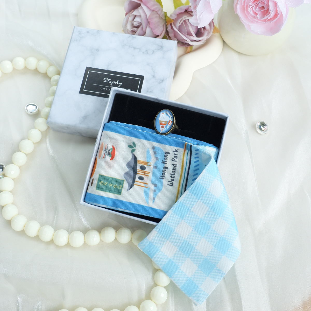 STEPHY 手繪香港地標長條圍巾配圍巾扣套裝(藍色)