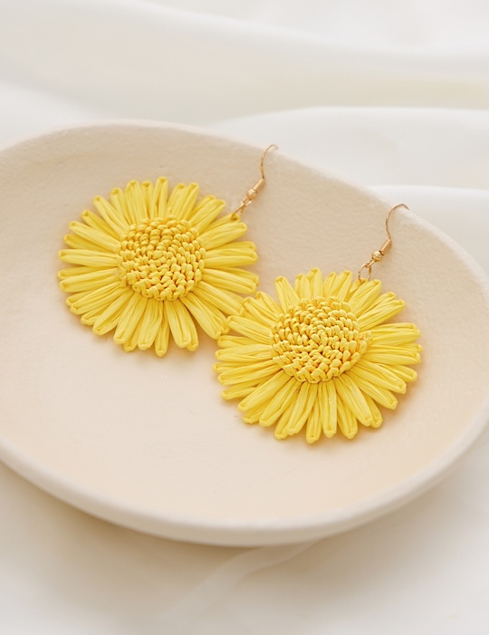 夏日草編太陽花。銀針耳環