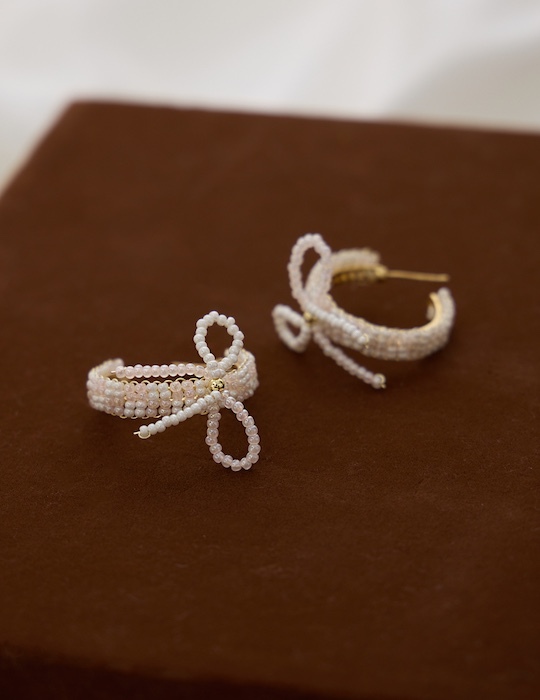 柔粉蝴蝶結編織。銀針耳環