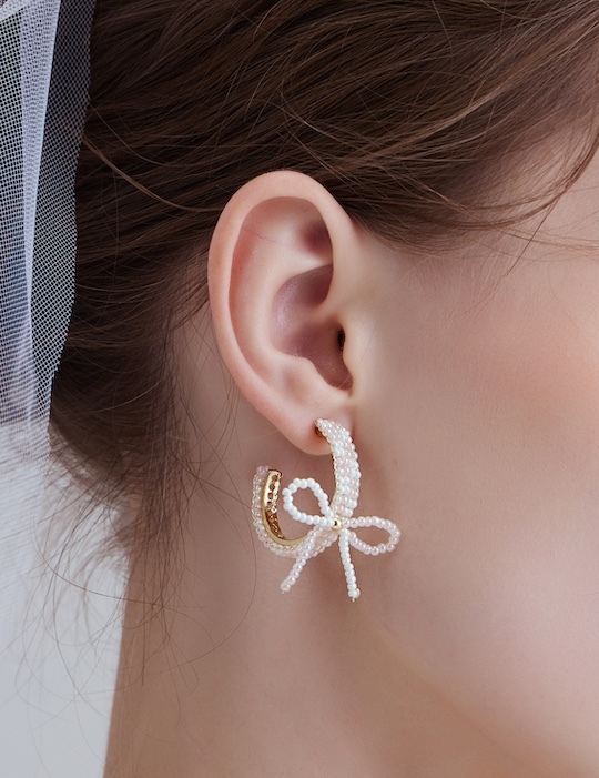 柔粉蝴蝶結編織。銀針耳環