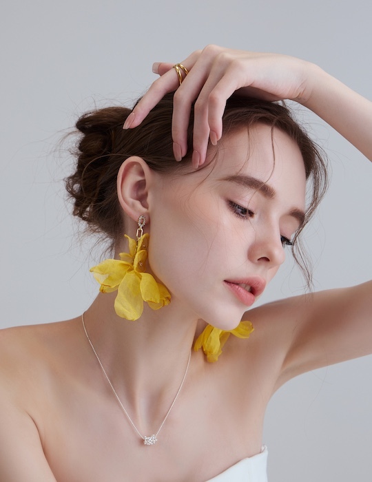 熱夏黃花輕紗。銀針耳環