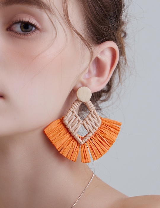 渡假草編流蘇。銀針耳環