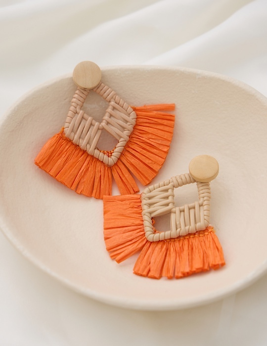 渡假草編流蘇。銀針耳環