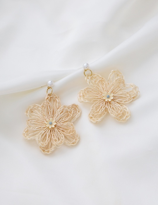 夏日藤編花卉。銀針耳環