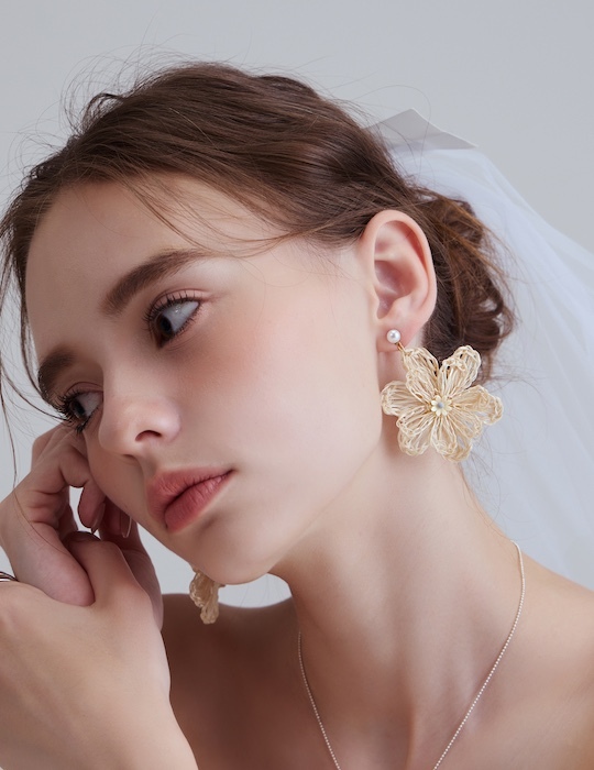 夏日藤編花卉。銀針耳環