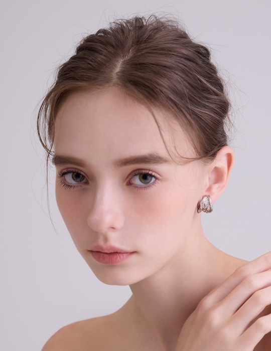 幾何層圈設計。夾式耳環