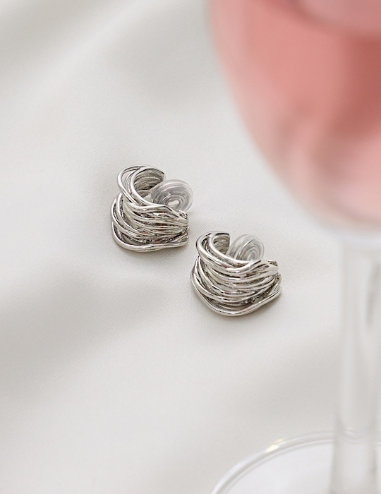 幾何層圈設計。夾式耳環
