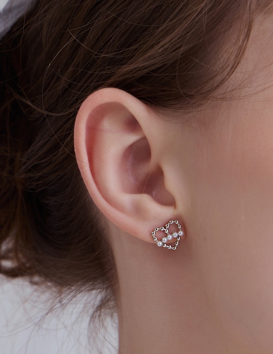 浪漫金屬愛心排珍珠。針式耳環(銀)