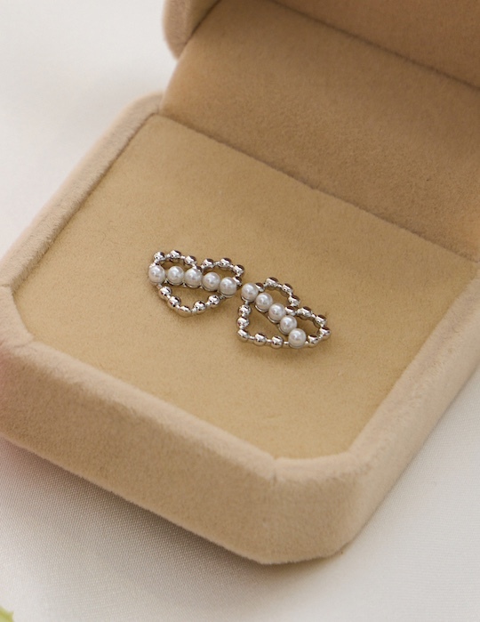 浪漫金屬愛心排珍珠。針式耳環(銀)