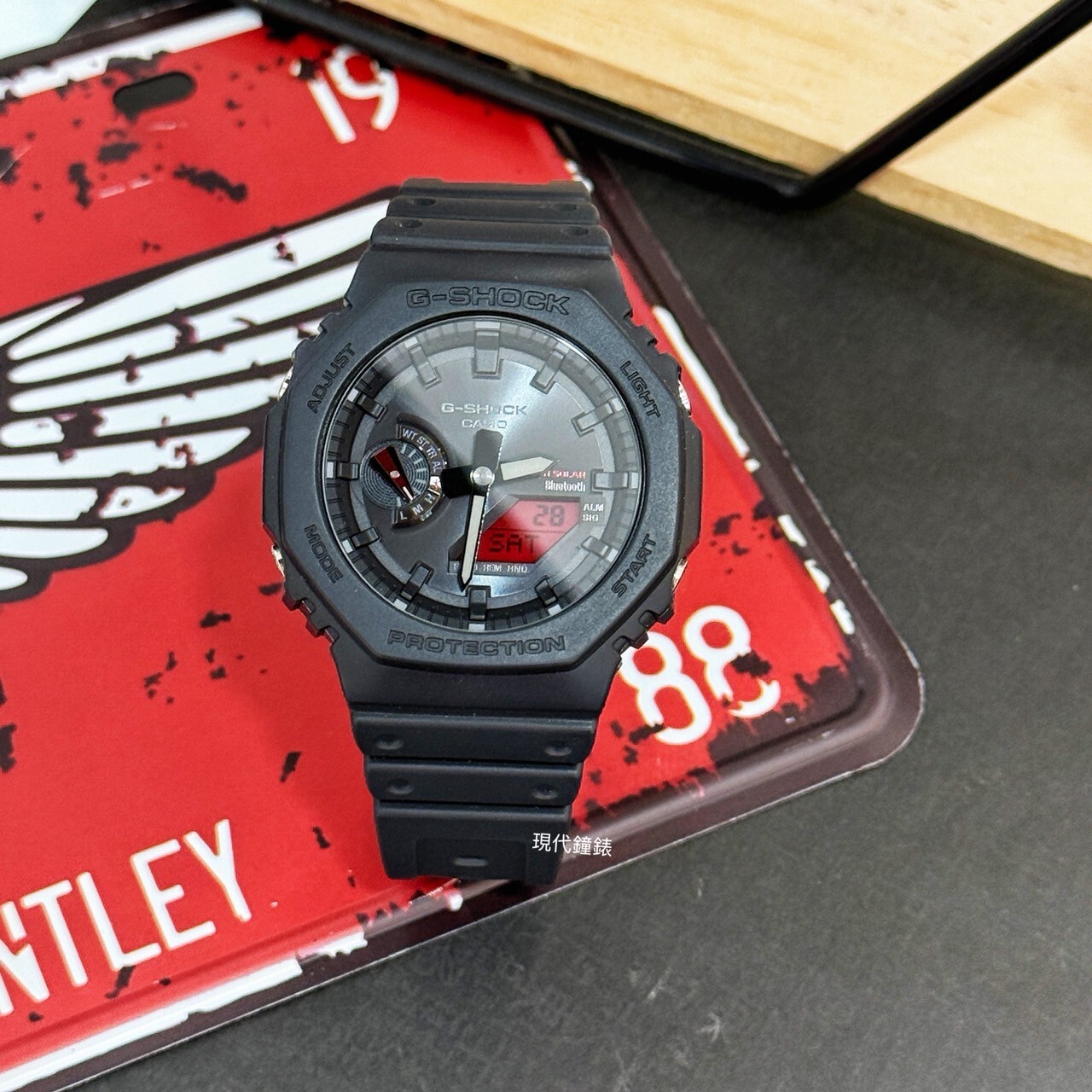 【G-SHOCK】藍芽太陽能電力 強悍黑紅大膽撞色雙顯錶GA-B2100BBR-1A  45.4mm 現代鐘錶