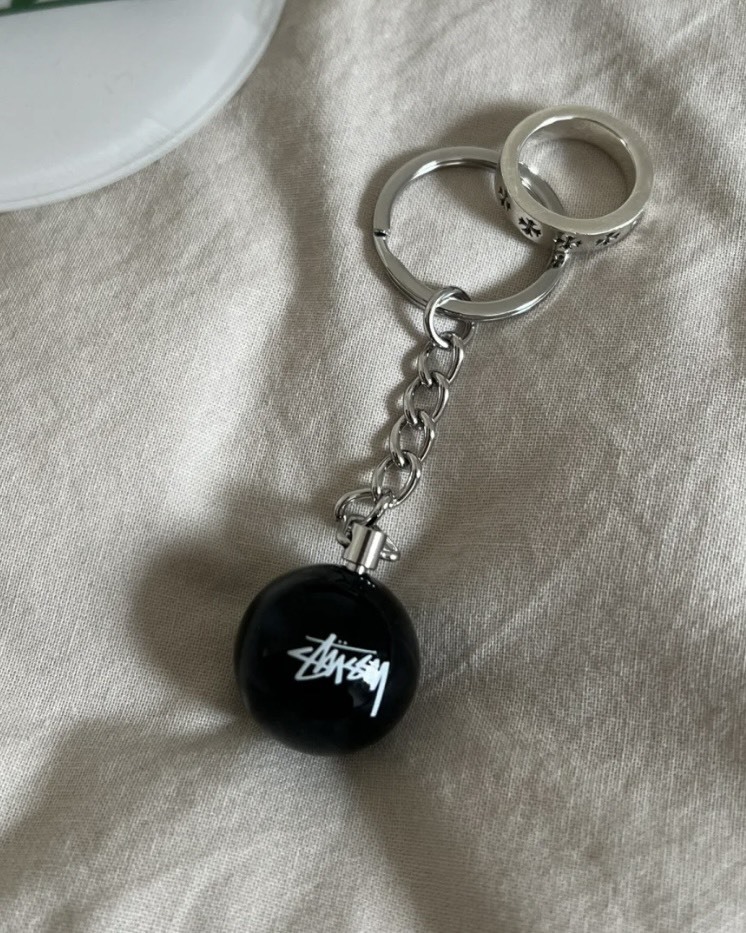 STUSSY 8 BALL KEYCHAIN 經典8號球🎱吊飾