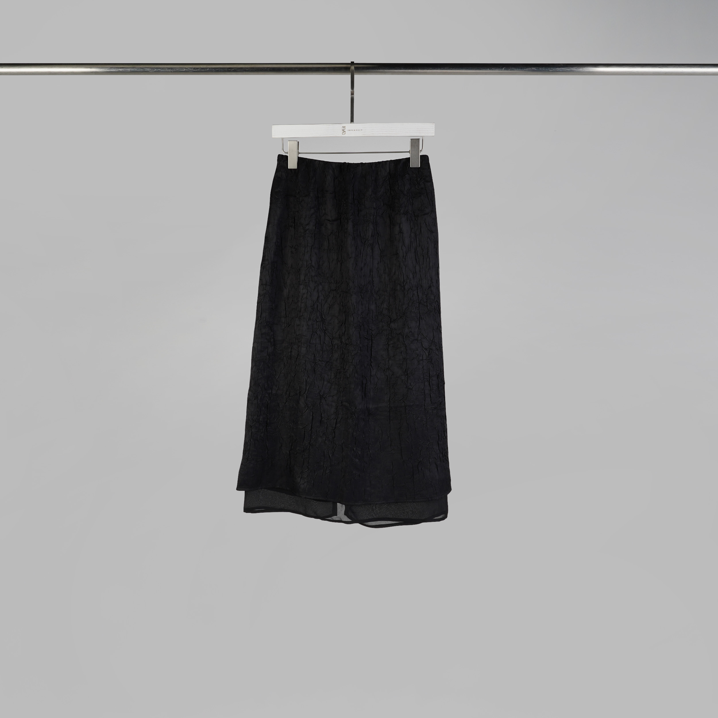 質感壓紋後開衩長裙 | 就是黑