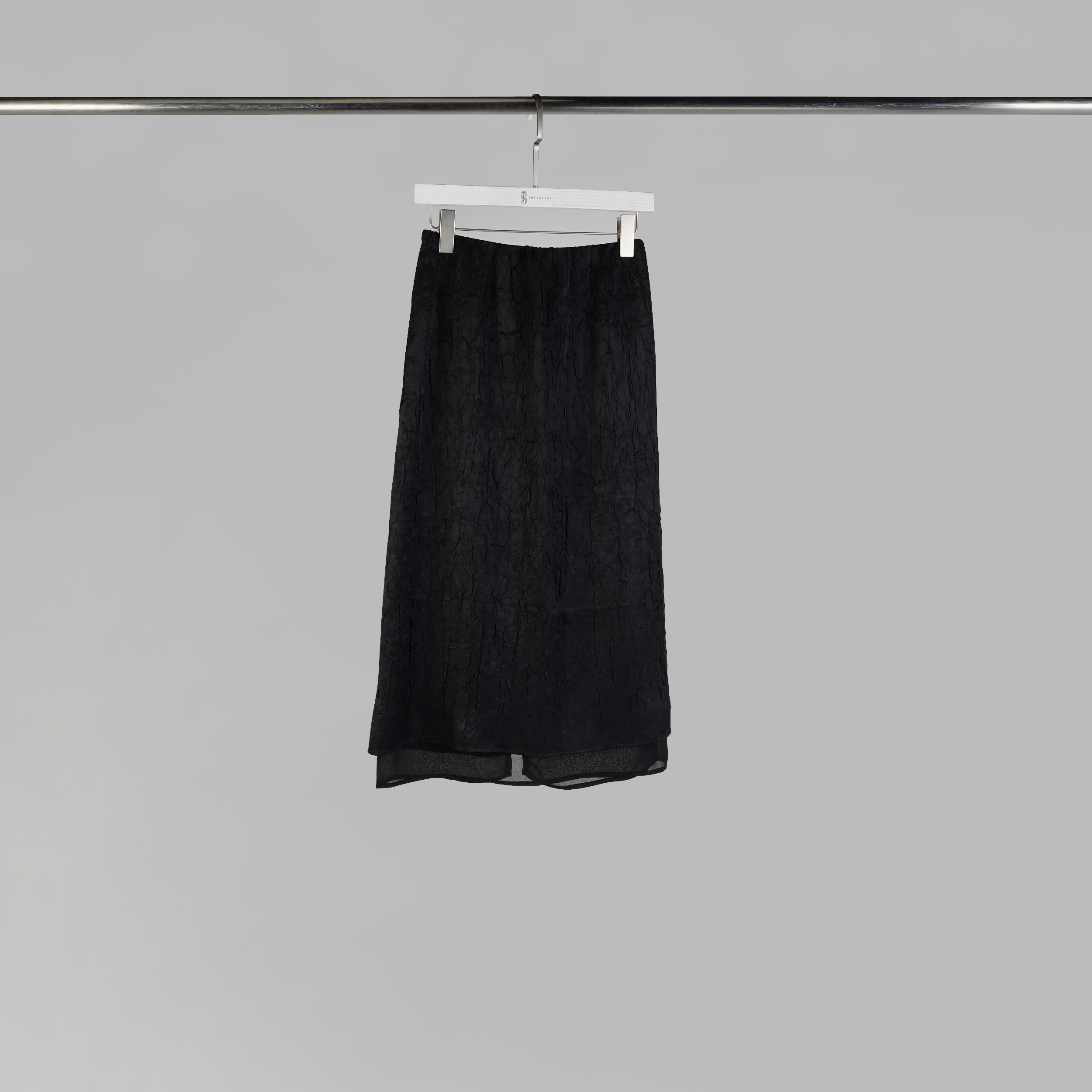 質感壓紋後開衩長裙 | 就是黑