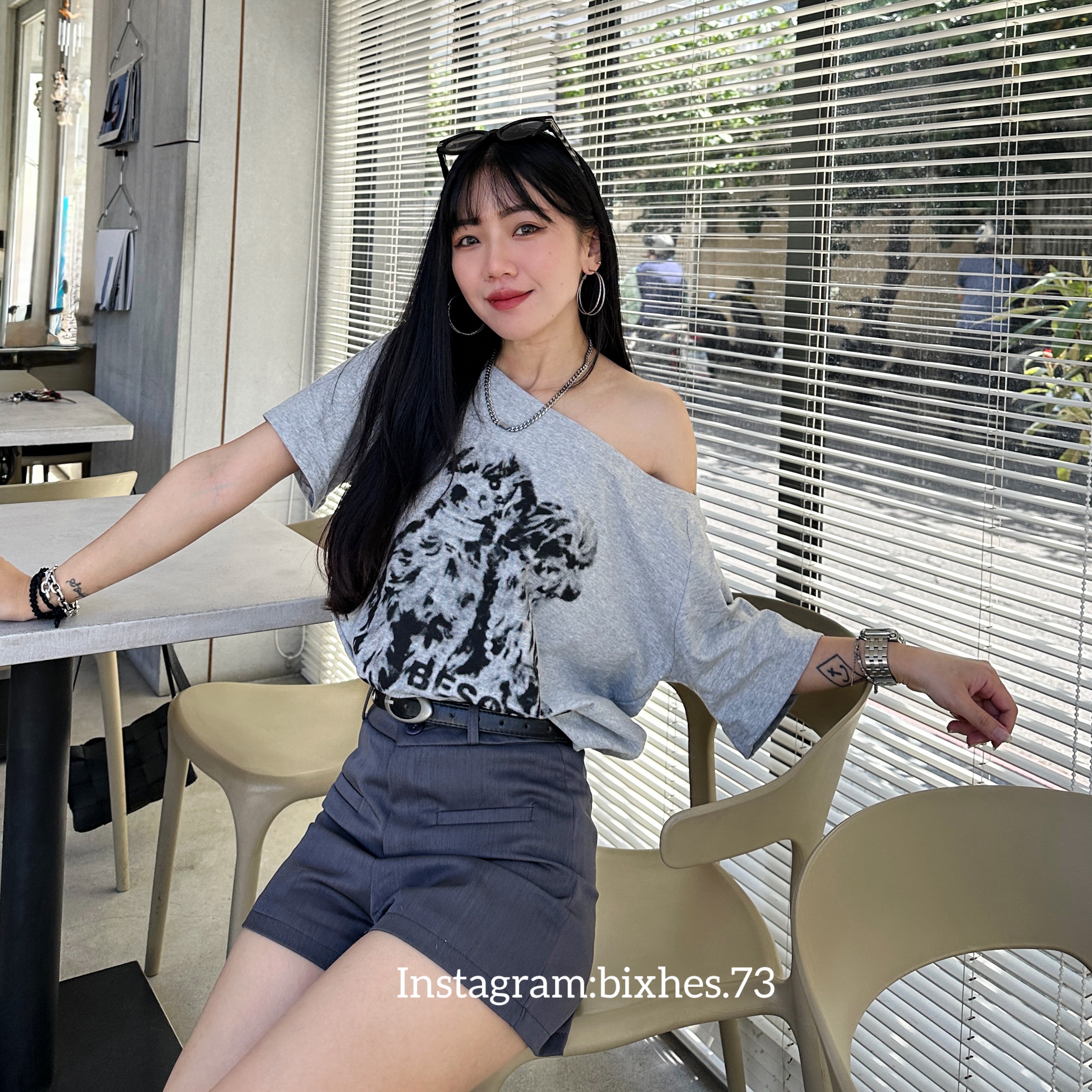 狗狗灰系斜肩短T(A00047)