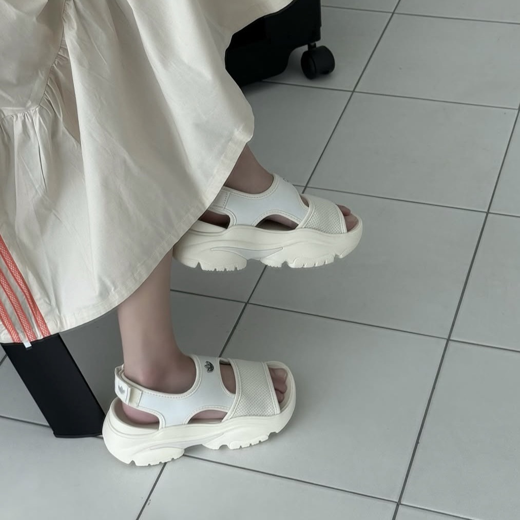 Adidas沙灘涼鞋 奶油白配色太可愛了！