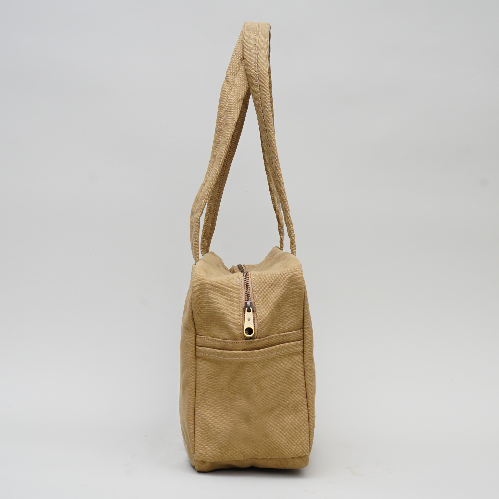 褐土色小款帆布旅行包，Have a Nice Day ，正面具備大容量口袋與方正輪廓