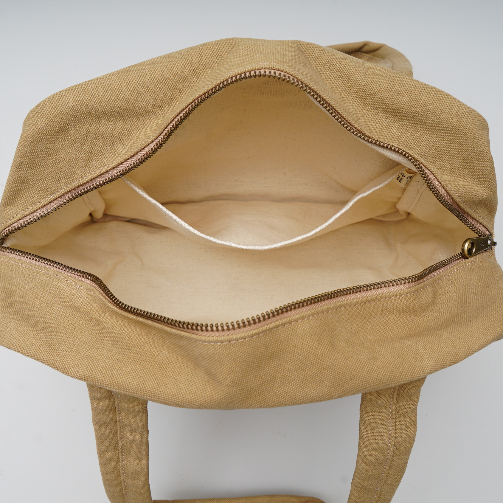 褐土色小款帆布旅行包，Have a Nice Day ，正面具備大容量口袋與方正輪廓