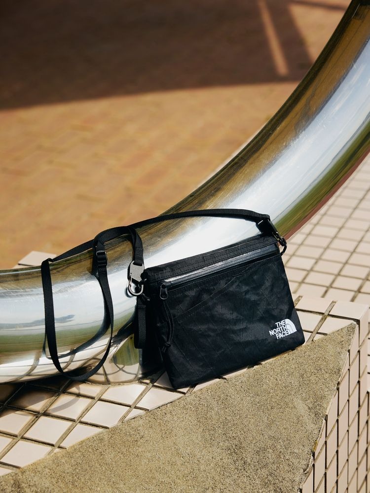 預購┃日本 TNF Laughter Shoulder Pouch S 菱格 線條 拉鍊 側背 斜背 小包 1.5L