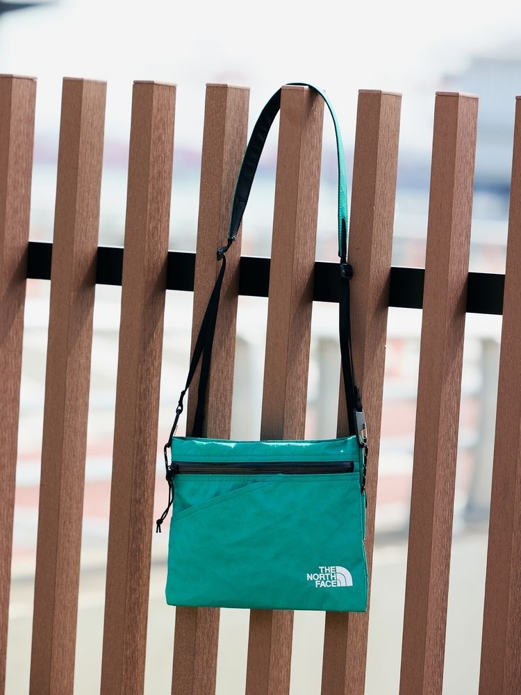 預購┃日本 TNF Laughter Shoulder Pouch M 菱格 線條 拉鍊 側背包 斜背包 3L