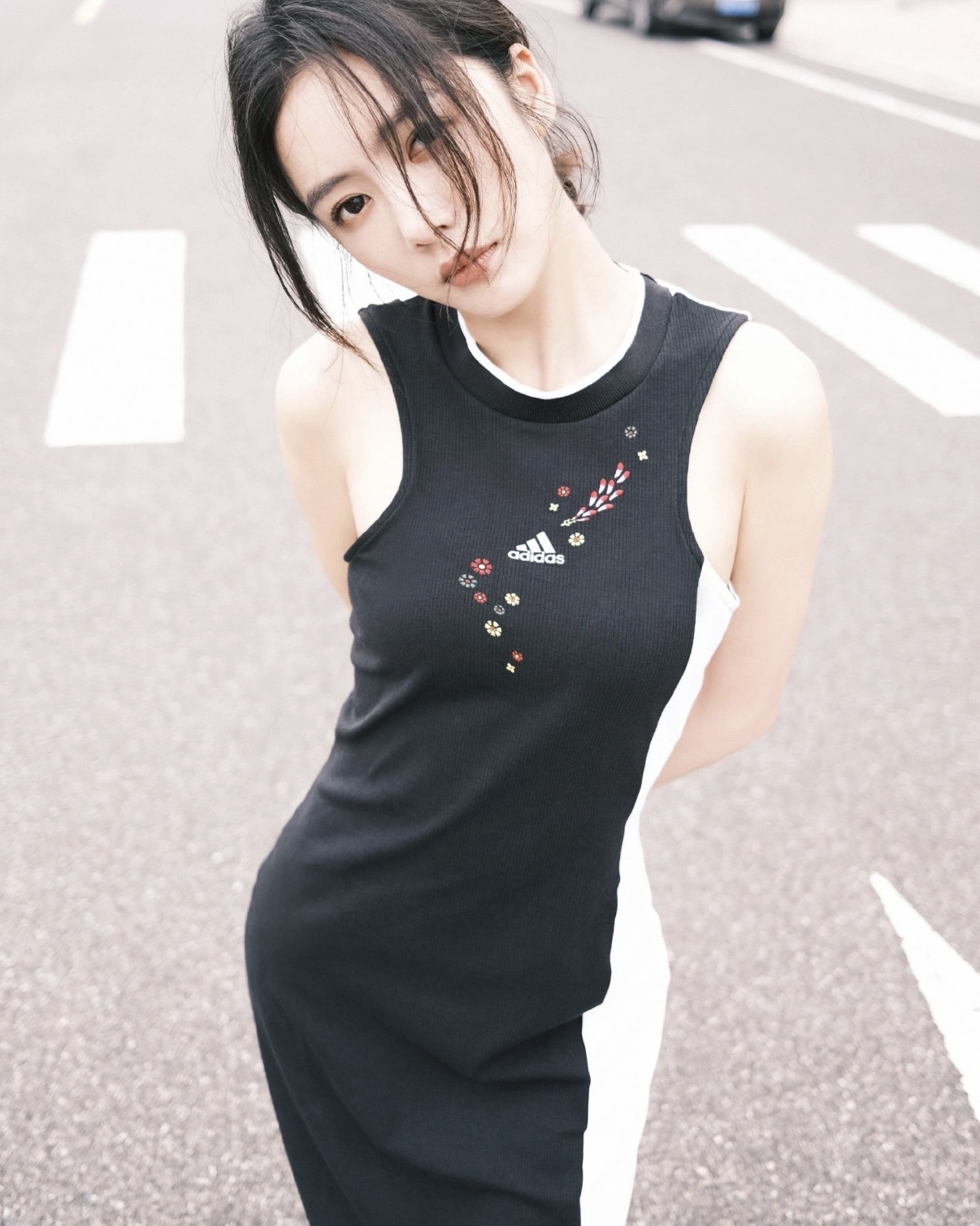 設計師 Shuting Qiu聯名款adidas 刺繡連身長裙