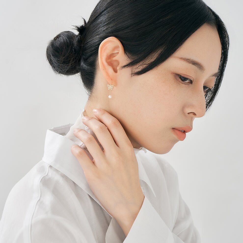 【me.luxe】K10蝴蝶珍珠勾式耳環