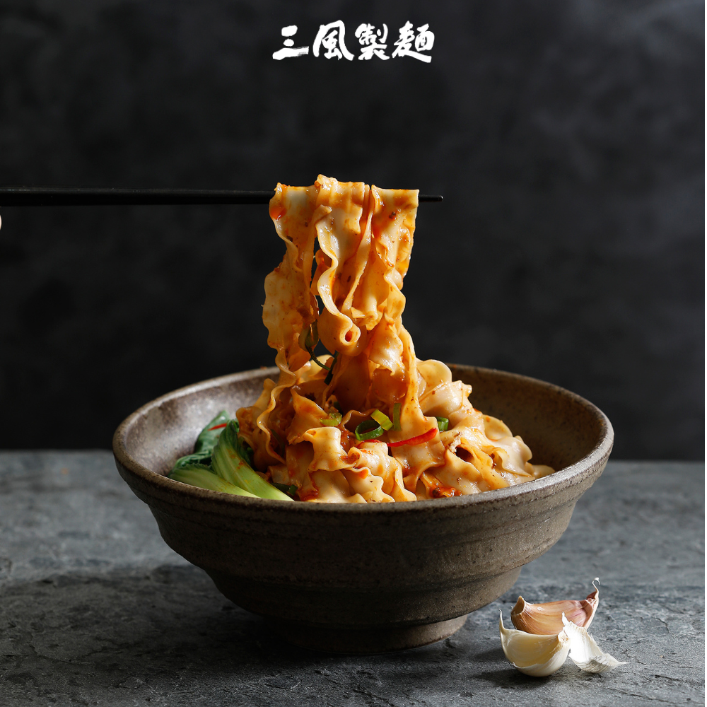 辣麵 (香蒜黃金椒波浪寬麵)