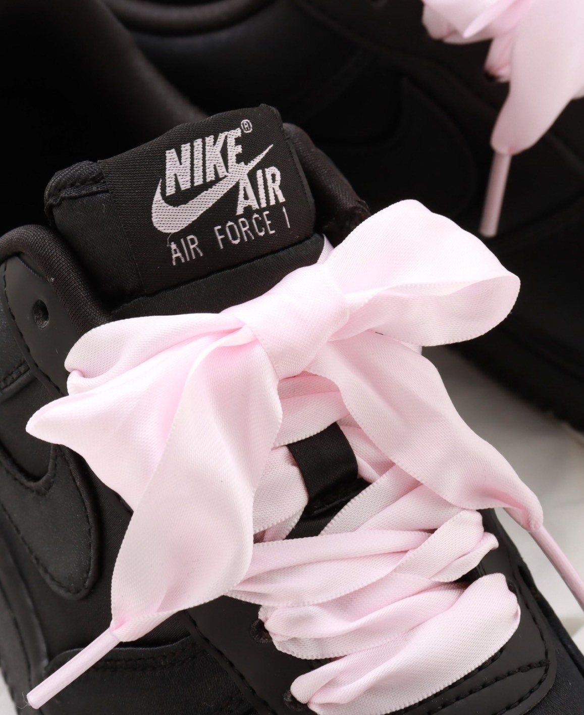 NIKE AIR FORCE 1 LOW TRIPLE BLACK SATIN 黑粉緞帶蝴蝶結