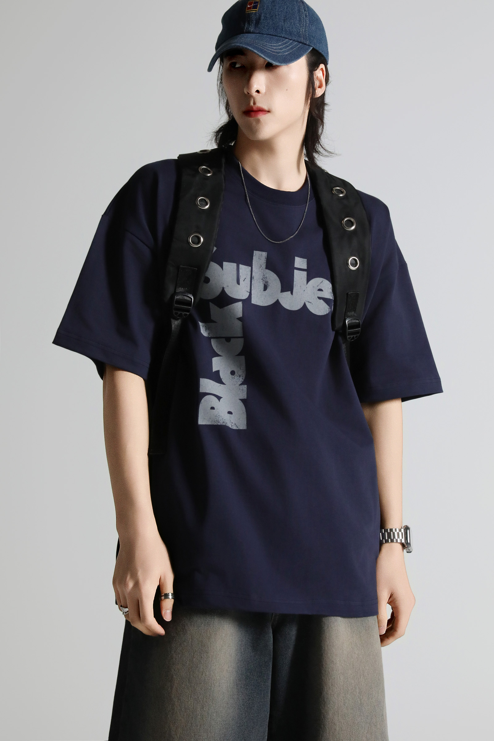 裂紋字母短袖 T 卹