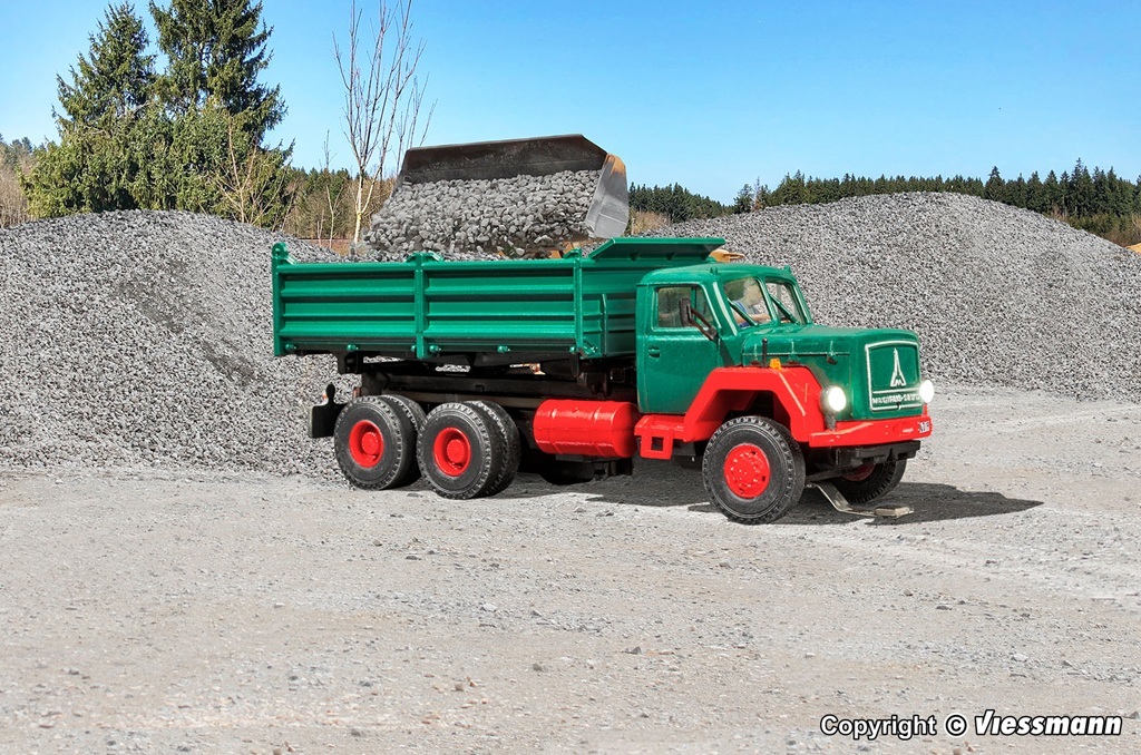 Viessmann 8002 HO規 MAGIRUS DEUTZ 三軸傾卸卡車，綠色 入門組 自走系統