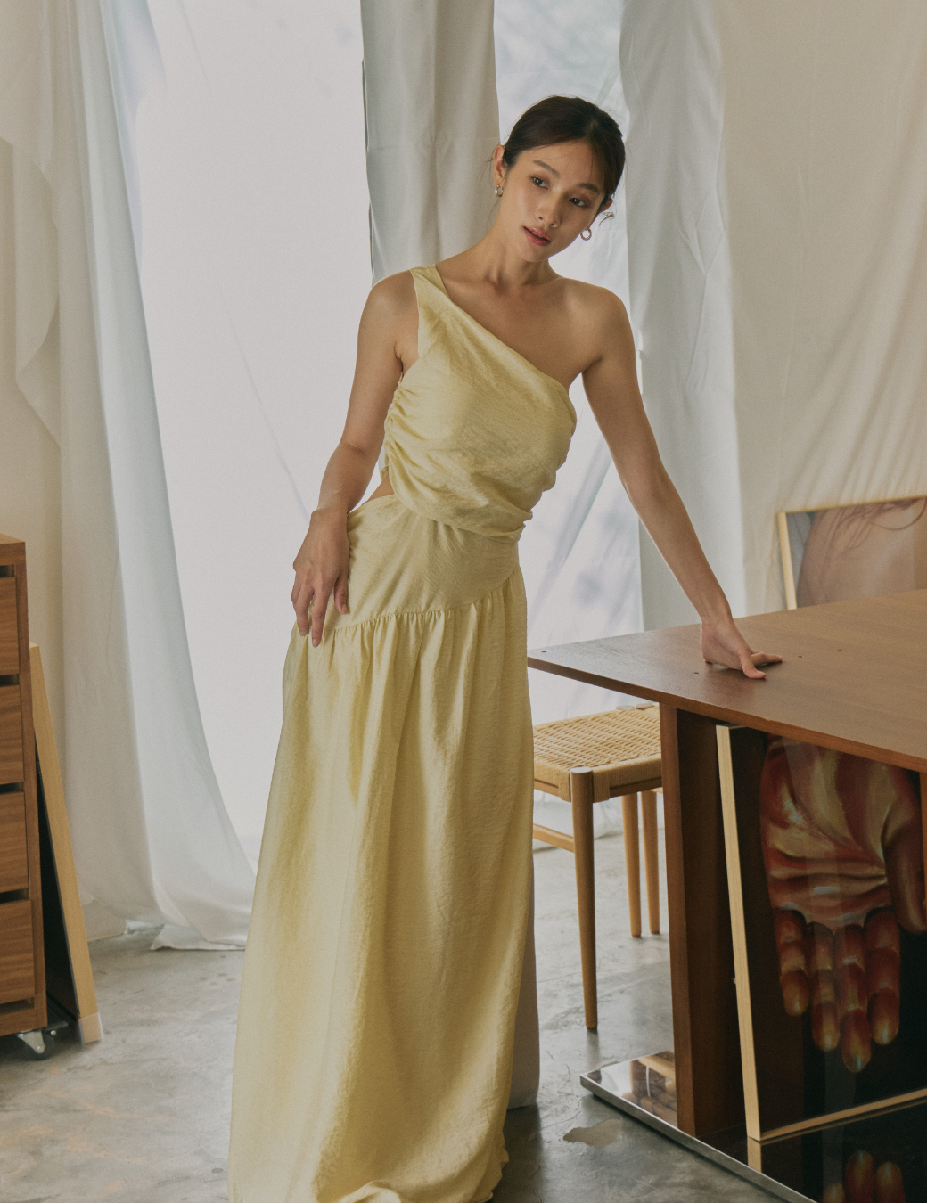 單肩抓皺露腰落地長洋（米黃色/3尺寸）