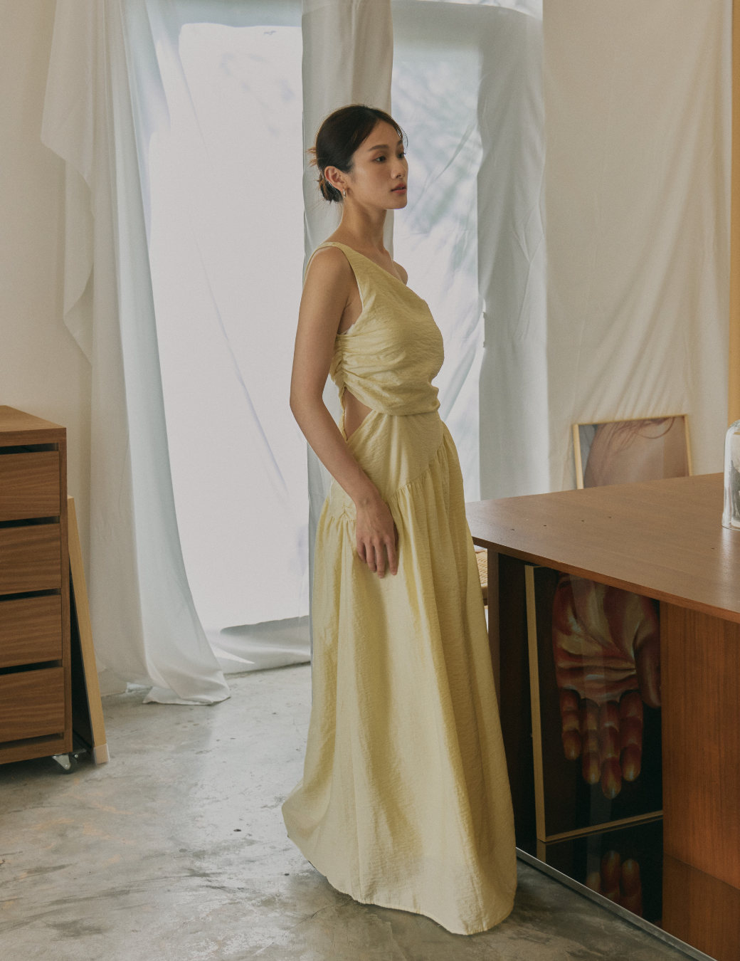 單肩抓皺露腰落地長洋（米黃色/3尺寸）