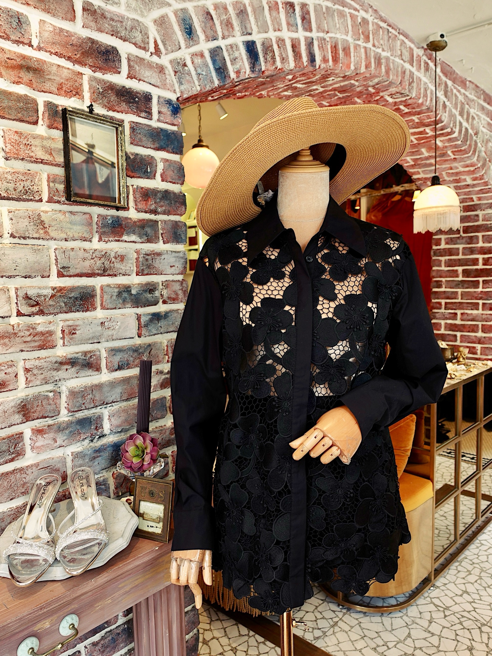 Black Lace黑色刺繡蕾絲花襯衫+短褲套裝