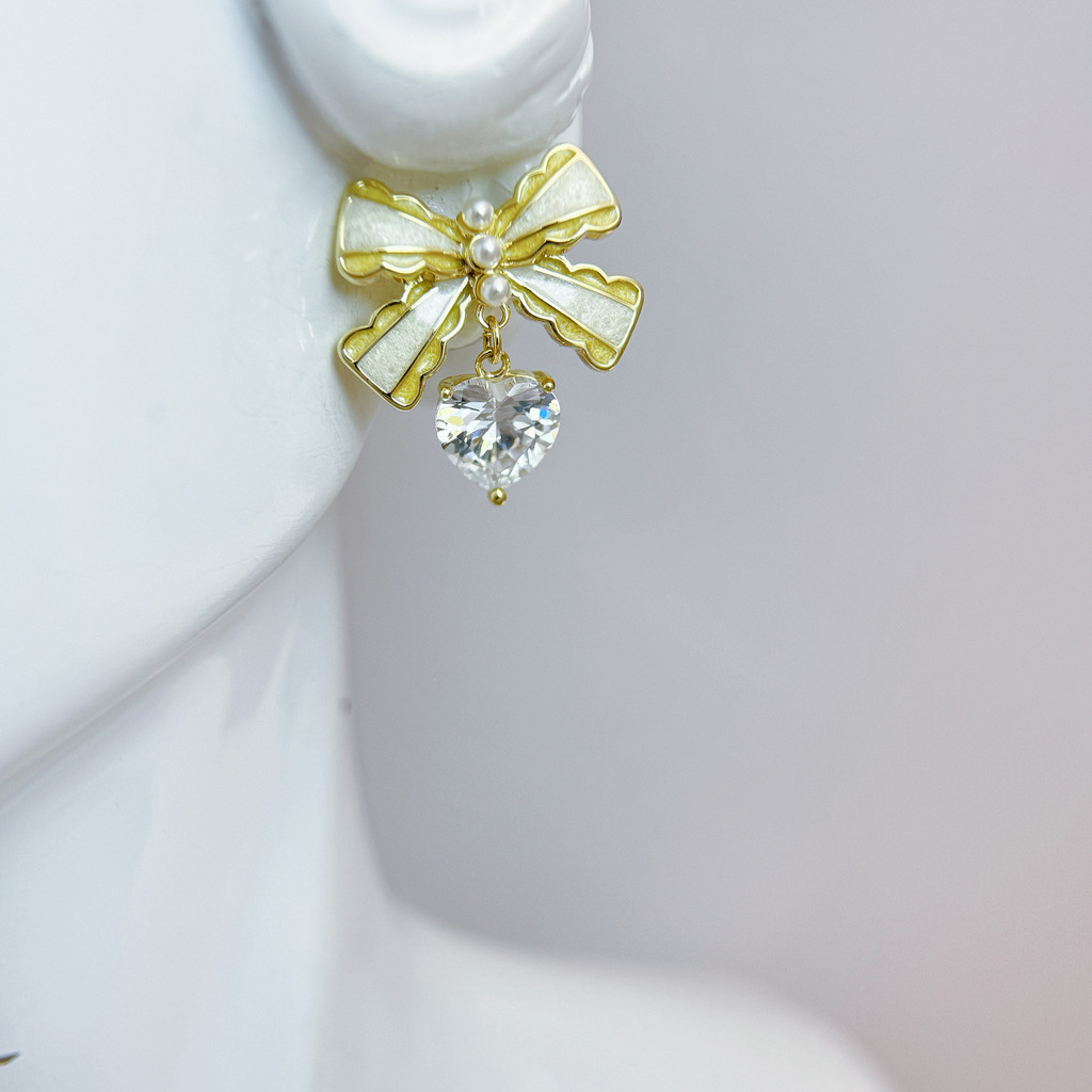 奶油蝴蝶結耳環